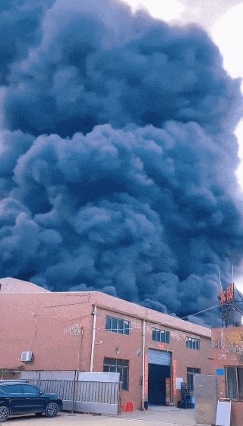 黑煙蔽日！東莞大火再敲警鐘，誰為安全生產漏洞買單